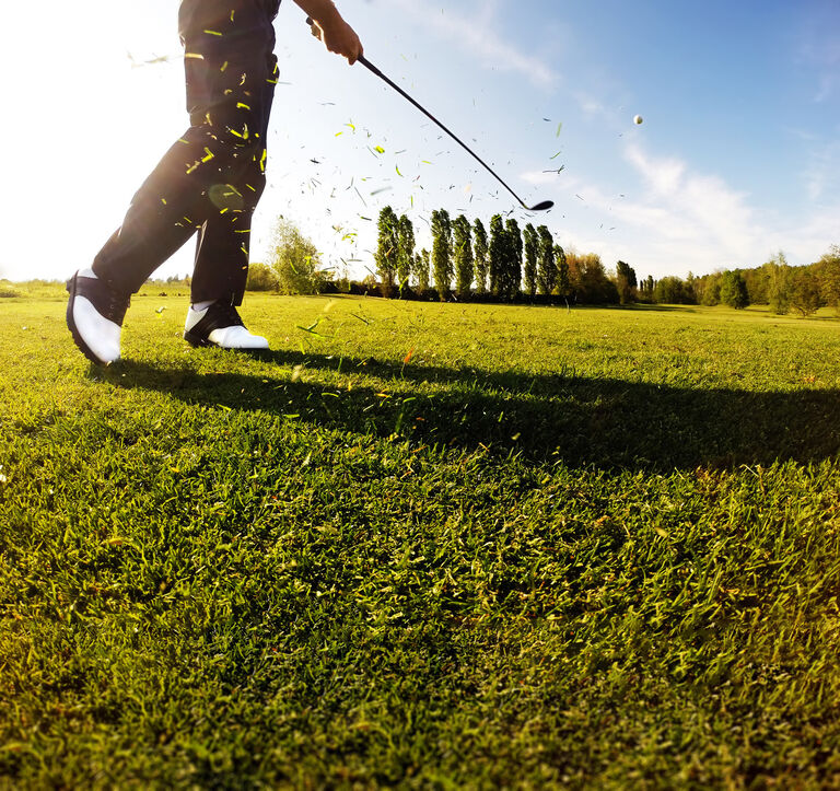 golfschlaeger-wirbelt-grashalme-auf