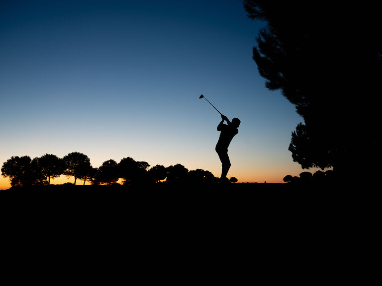 golfer-im-backswing-sonnenaufgang